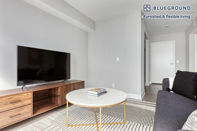 Building Photo - 737 S Kingsley Dr