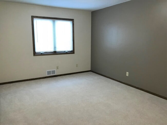 Building Photo - 408 Holly Ln