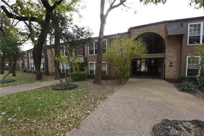 Foto del edificio - 7920 Royal Ln