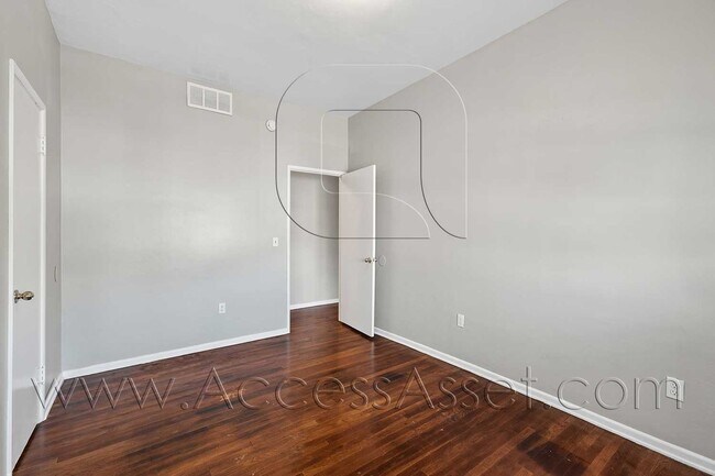 Building Photo - Charming 1 Bed/1 Bath Bottom Unit In The Heart Of Lake Elsinore!