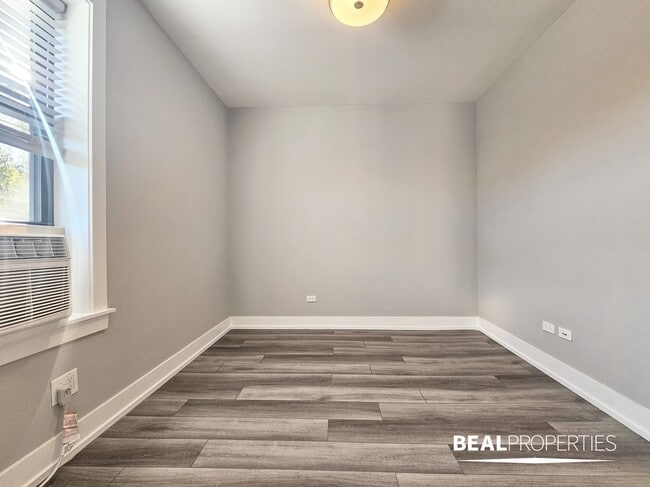 Building Photo - 3935 N Janssen Ave