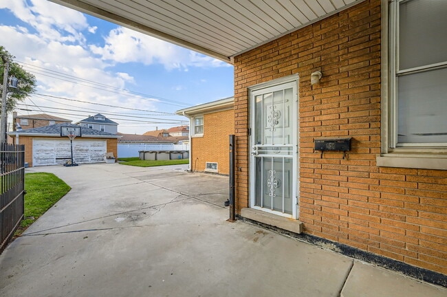 Building Photo - 7536 W 59th St