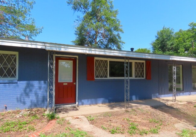 Building Photo - Lindale ISD, Spacious 3 Bedroom, 1 Bath House