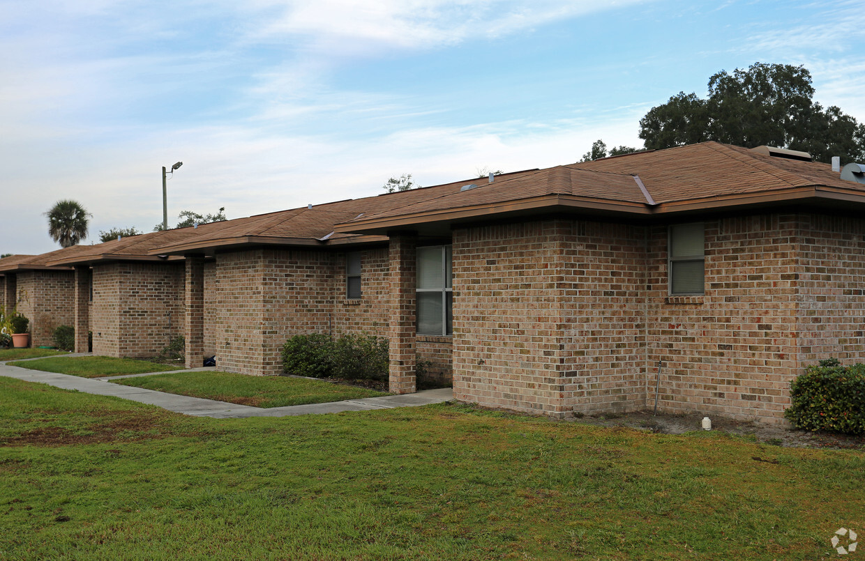 Primary Photo - Evergreen Apartments