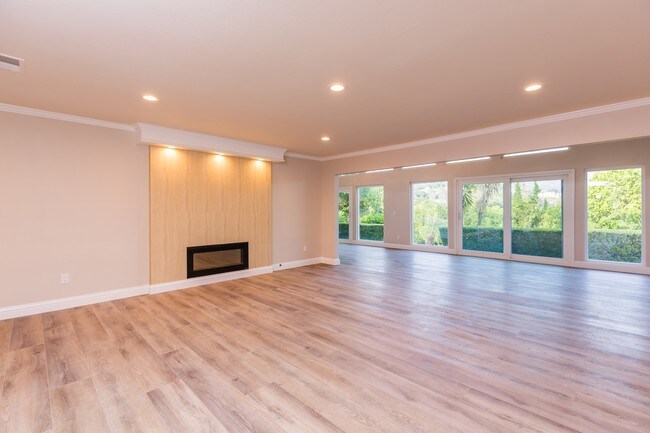 Building Photo - 834 Cloverview Dr