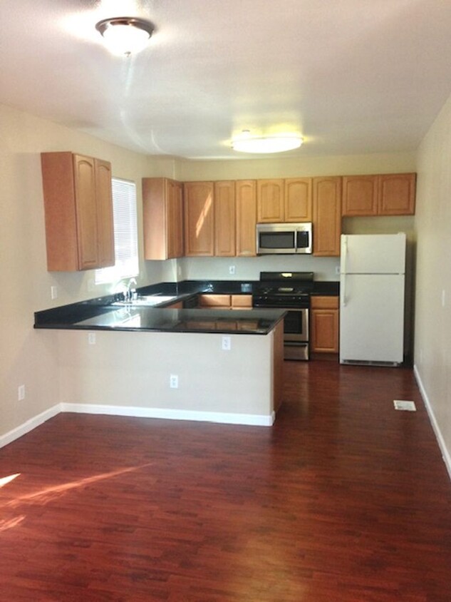 Primary Photo - Great 3 bed 2.5 bath Townhouse with 2-car ...