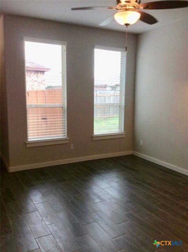 Building Photo - 562 Creekside Frst