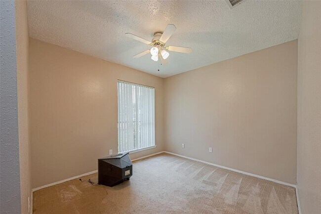 Building Photo - 24006 Pea Ridge Dr