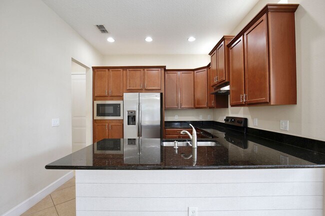 Foto del edificio - Beautiful 3/2.5 Spacious Townhome with a L...