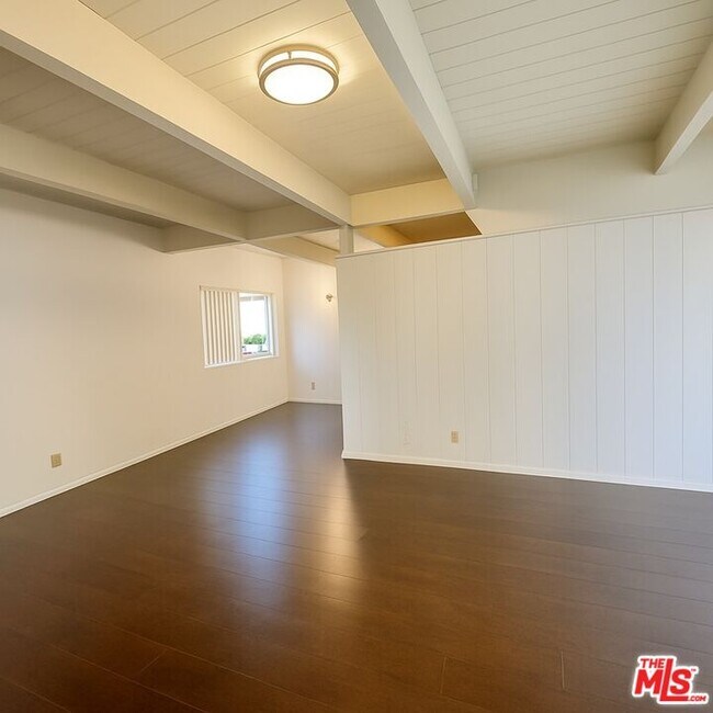 Building Photo - 451 S Oakhurst Dr