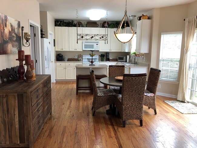 Foto del edificio - McKay's Mill McMansion