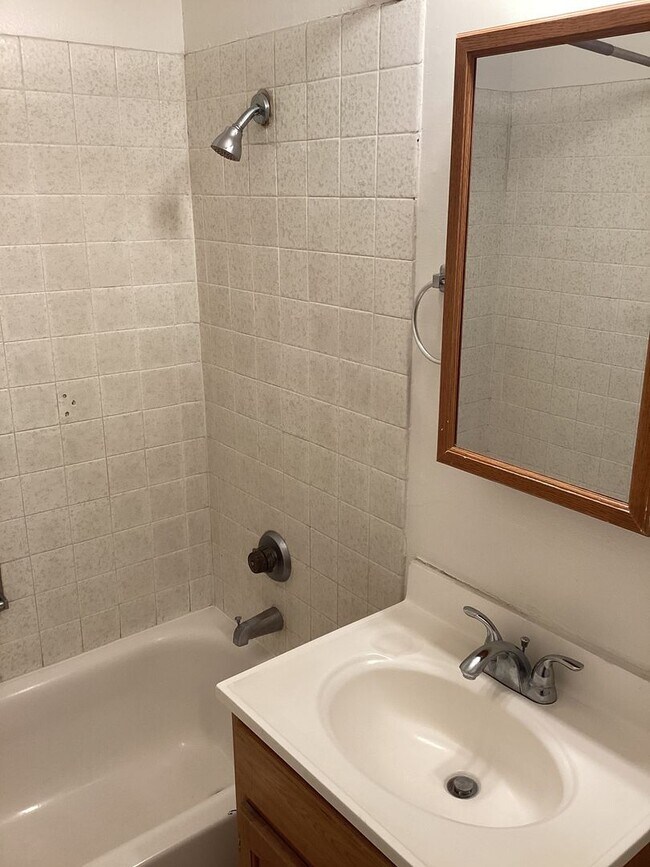 Foto del edificio - Convenient Living: 2BR/2BA Townhome with U...