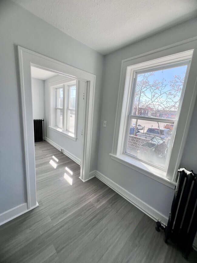 Photo du bâtiment - 1518 University Ave W