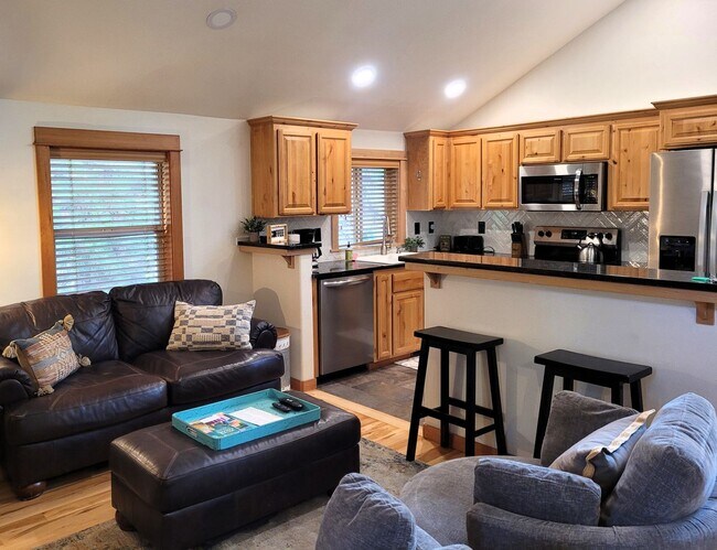 Building Photo - Hank's Hideaway in Sunriver, Furnished, al...