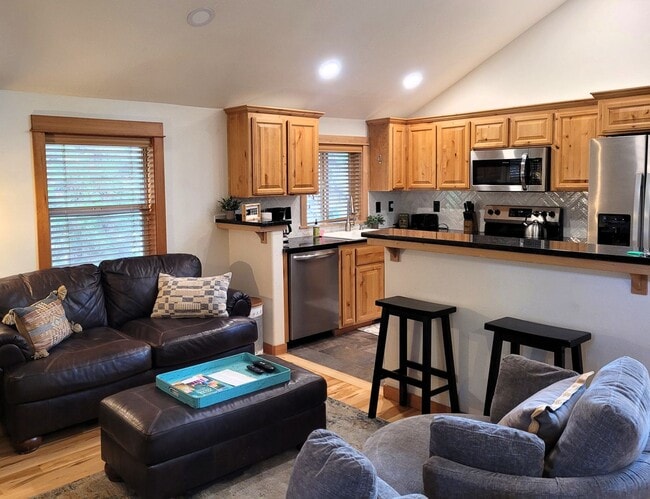 Foto del edificio - Hank's Hideaway in Sunriver, Furnished, all Utilities Included. Gym access, Hot Tub. 30-day Minim...