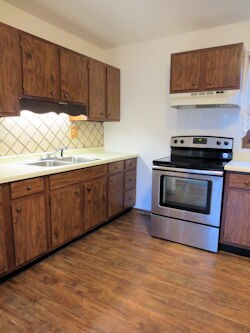 Cocina de la unidad 3 con electrodomésticos modernos. - 300 Ashland St