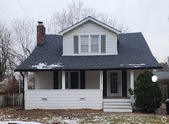 Building Photo - 3205 Sashabaw Rd