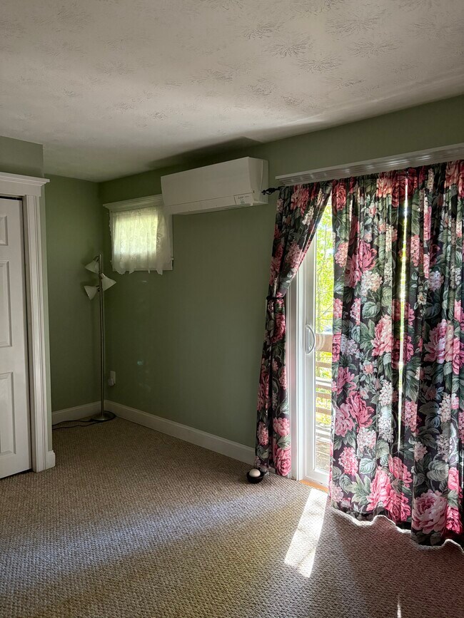 Primary bedroom - 526 East Ave