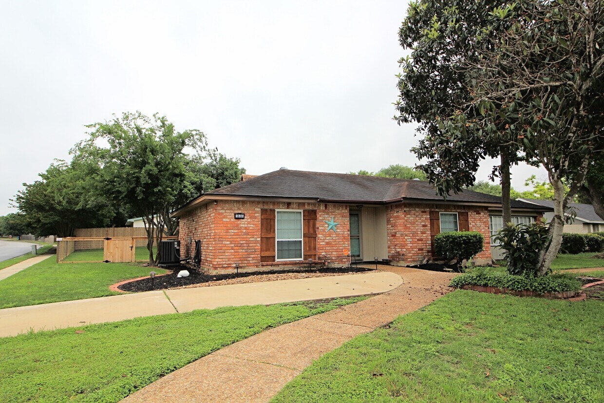 Foto principal - 3 BD 2 BA AVAILABLE JUNE!! NEAR LOOKOUT RD