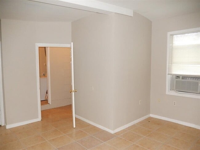 Building Photo - 1641 Mayhew St