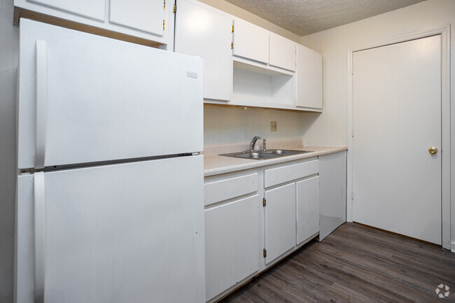 2 BR, 1 BA - 820SF - Mountain View Apartments