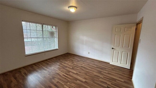 Foto del edificio - 7600 Burgoyne Rd
