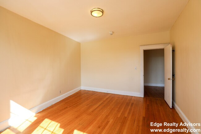 Foto del edificio - 324 Chestnut Hill Ave