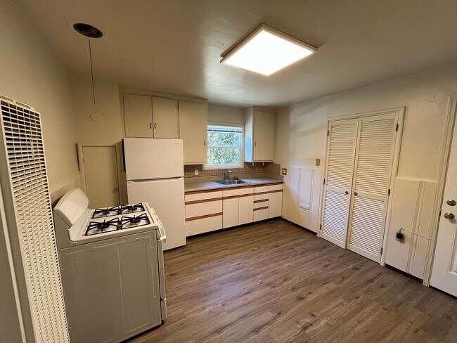 Building Photo - Charming 1 bedroom 1 bath cottage