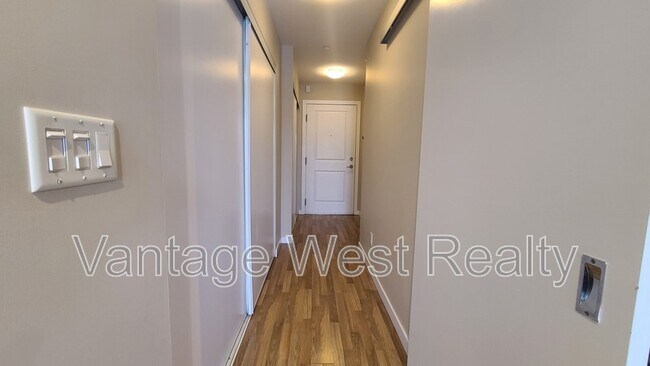 Photo du bâtiment - 318-1550 Dickson Ave