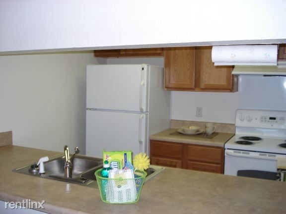 Una cocina espaciosa con horno autolimpiante, refrigerador y triturador de basura. - Waldron Manor