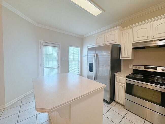 Foto del edificio - 2 Bedroom Condo Available NOW