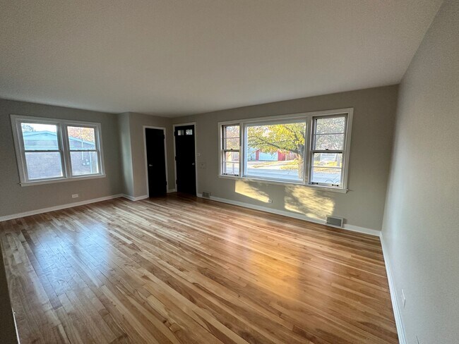 Building Photo - 413 E Maple St