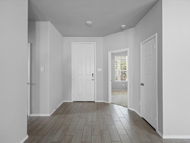 Foto del edificio - 5937 Revere Dr