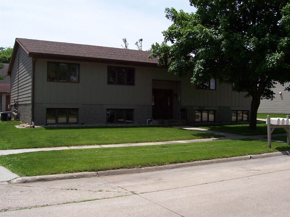 Foto principal - 2 br, 1 bath 4plex - 3133 16th Ave N Apt 2
