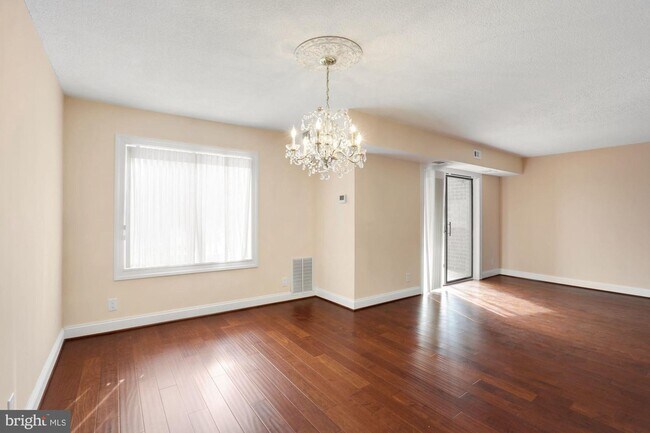 Foto del edificio - 8360 Greensboro Dr