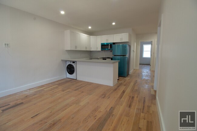 Foto del edificio - 3 Bed On Atlantic In Prospect /Crown Heights