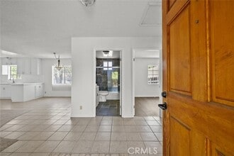 Building Photo - 10528 1/2-10522 Hillhaven Ave