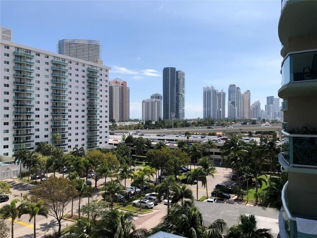 Foto del edificio - 19390 Collins Ave