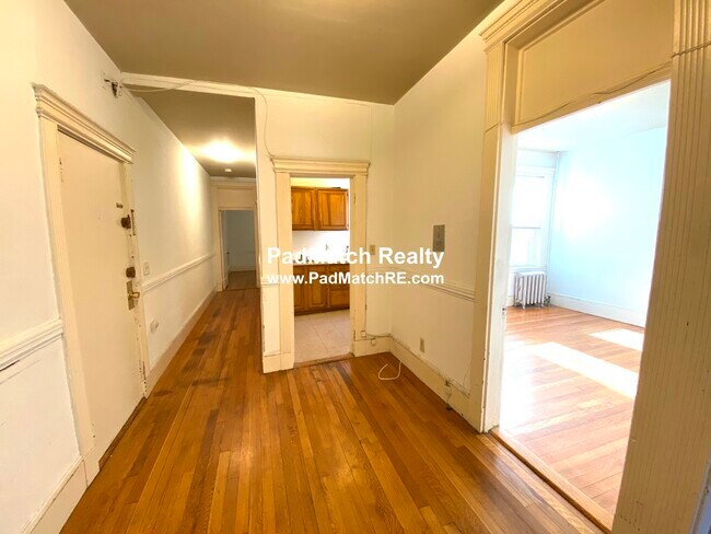 Foto del edificio - 28 Westland Ave
