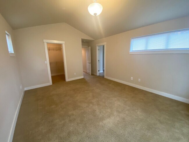 Building Photo - Georgeous 4 Bedroom Home in NE Bend with B...
