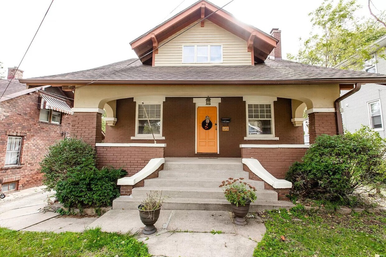 Primary Photo - 678 E Vandalia St