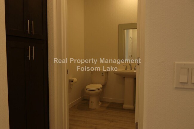 Building Photo - Resort Like Living - Spacious 2 bed 2.5 ba...