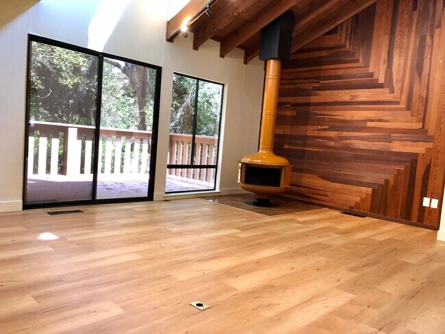 Building Photo - 5925 Sarah Ct