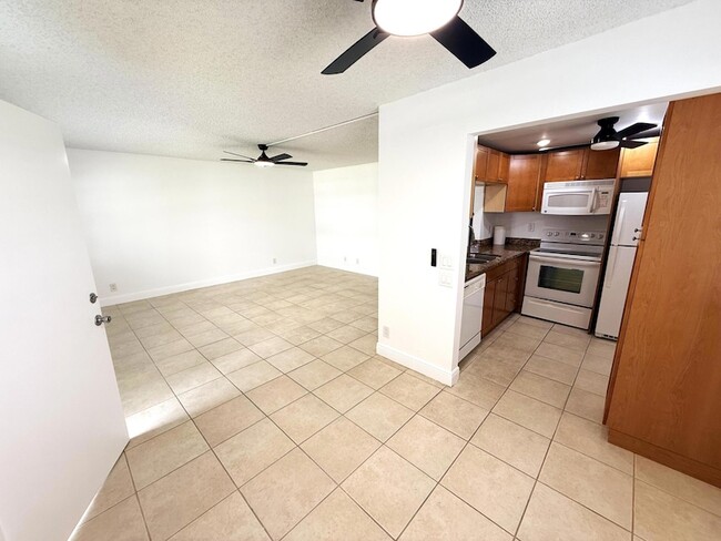 Building Photo - 586 Normandy Ln