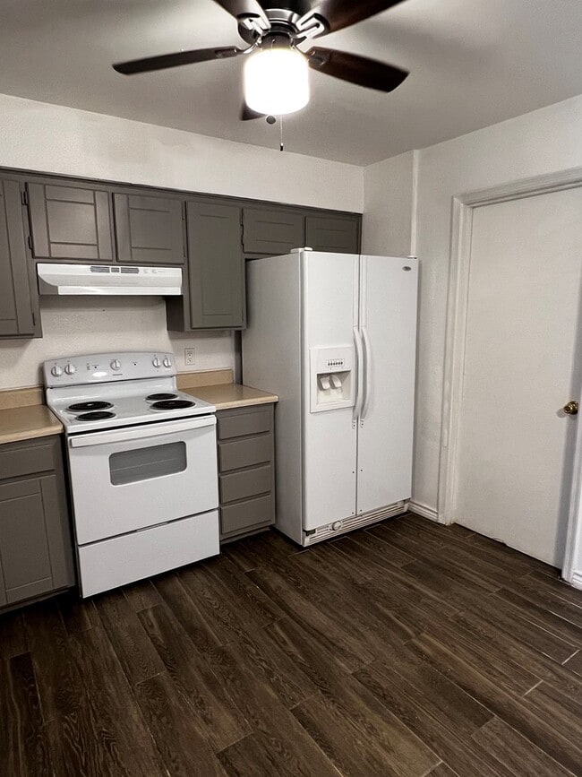 Building Photo - 728 SW 7th Pl