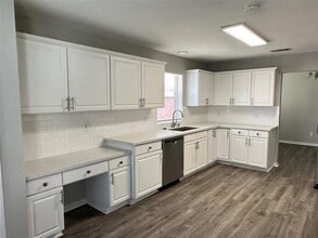 Building Photo - 806 Legend Spring Dr