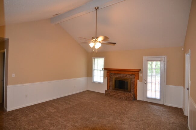 Building Photo - Beautiful Home w/ DOUBLE Car Garage!