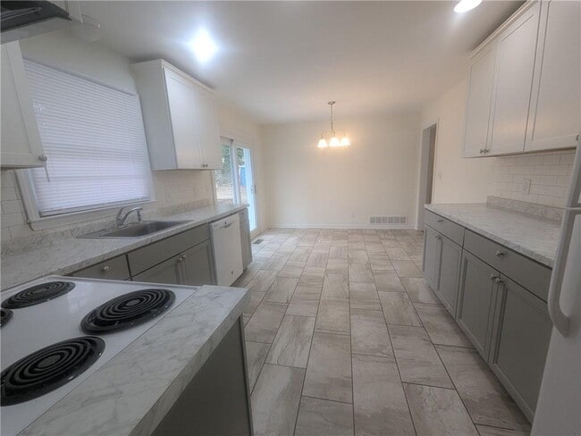 Building Photo - 409 Samaritan Dr