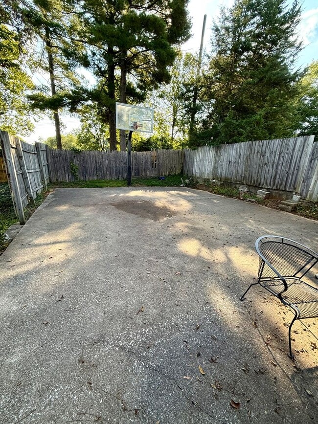 Building Photo - PRICE REDUCTION 3 BEDROOM NEAR CAMPUS AVAIL AUGUST 2026 @ $2,600 Monthly