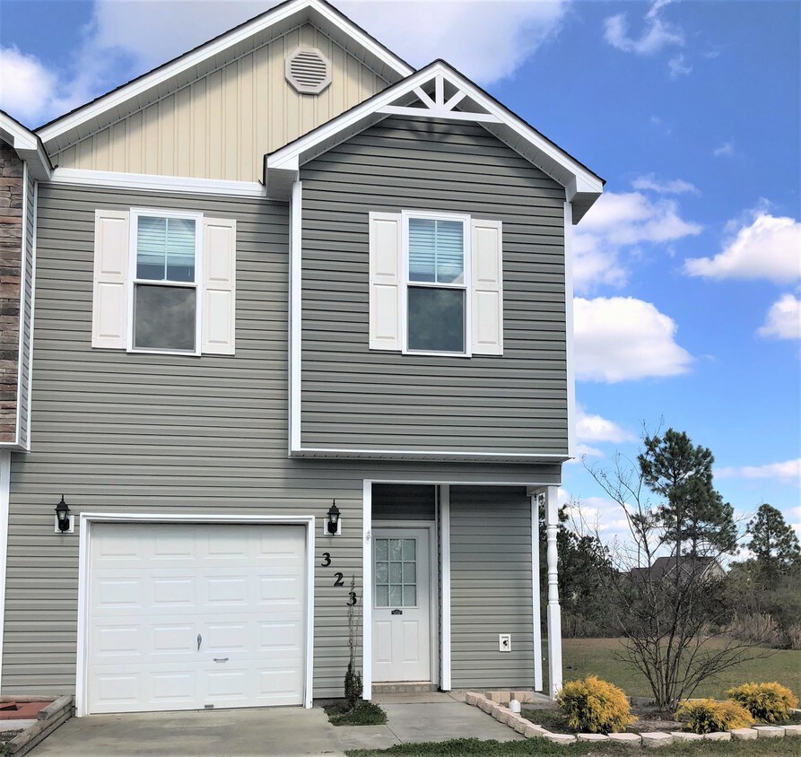 323 Cedar Island Trail, Holly Ridge, NC 28445 Townhome Rentals in Holly Ridge NC